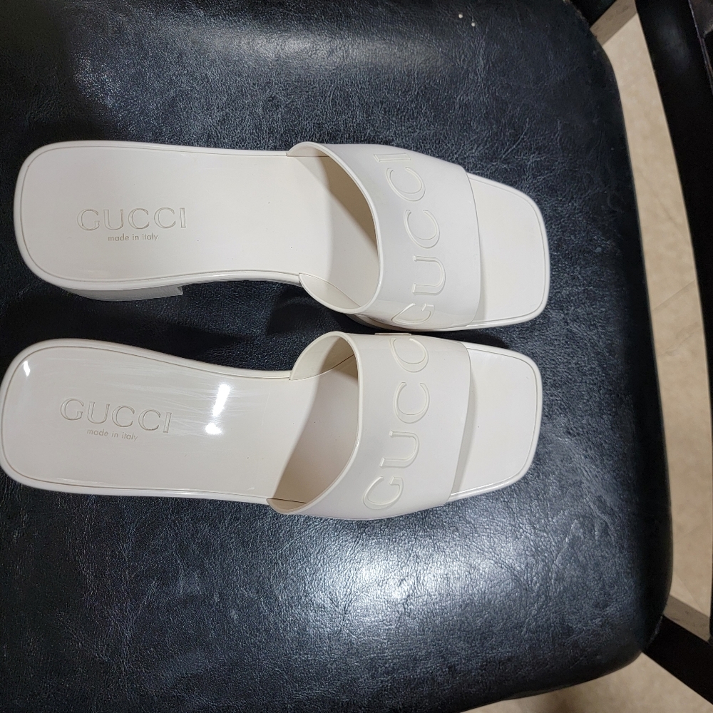 Gucci Women's Cream Slide Sandals - Picture 5 of 7